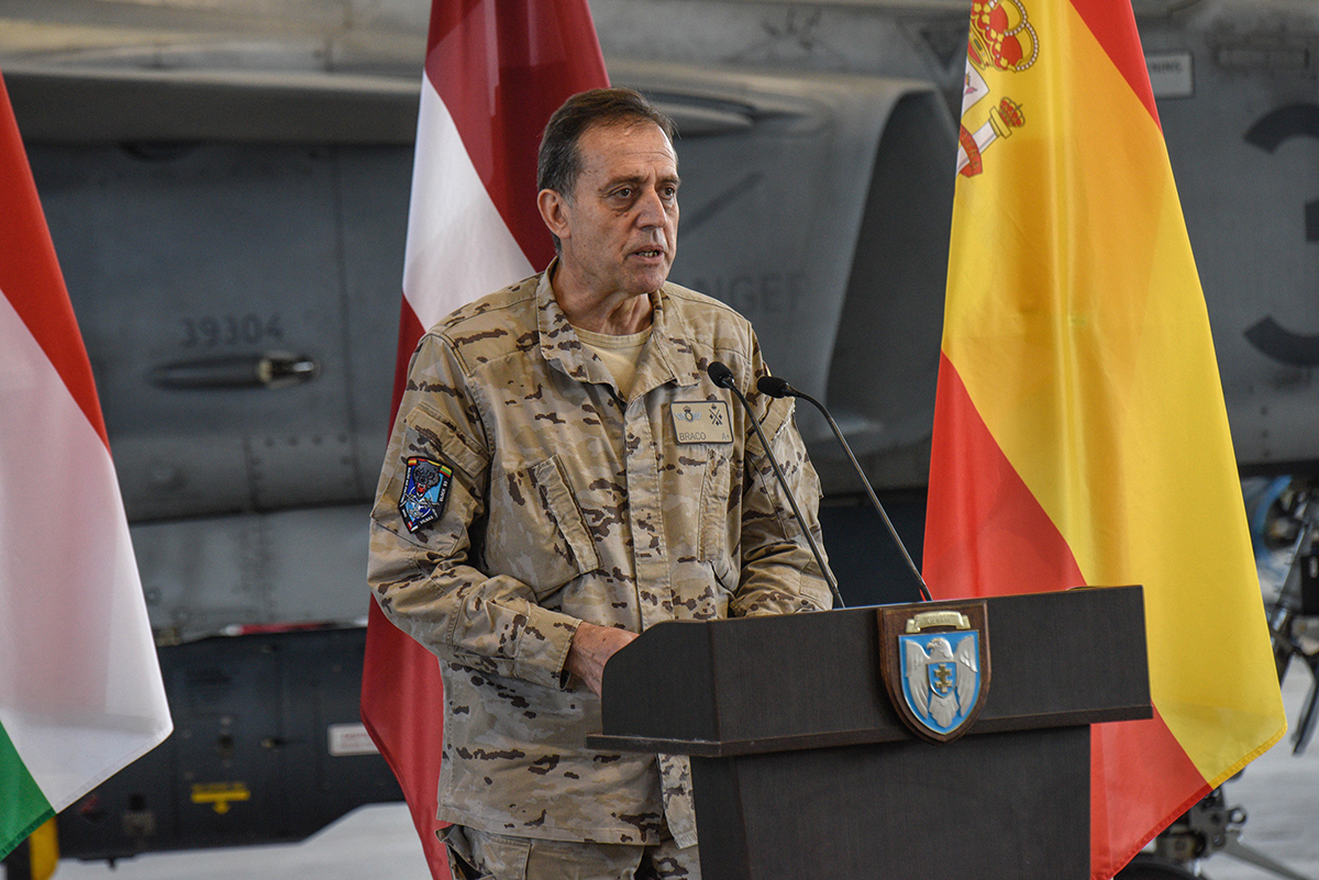 El teniente general Braco durante su alocución.